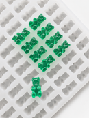 Molde para gomitas de osito de 1.5 mL - 296 cavidades - primer plano, con muestras de gomitas verde esmeralda