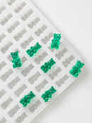 Molde para gomitas de osito de 1.5 mL - 296 cavidades - vista del producto, con muestras de gomitas verde esmeralda