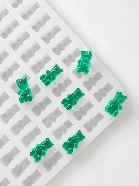Molde para gomitas de osito de 1.5 mL - 296 cavidades - vista del producto, con muestras de gomitas verde esmeralda