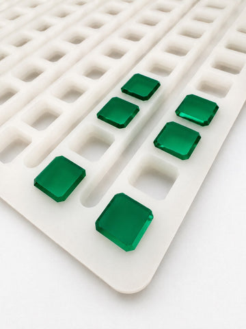Molde para gomitas en cubos de 2.3 mL para depositor universal, 136 cavidades — vista en ángulo con gomitas verde esmeralda