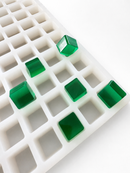 Molde para gomitas en cubos de 2.85 mL, 315 cavidades — vista en ángulo con gomitas translúcidas verde esmeralda