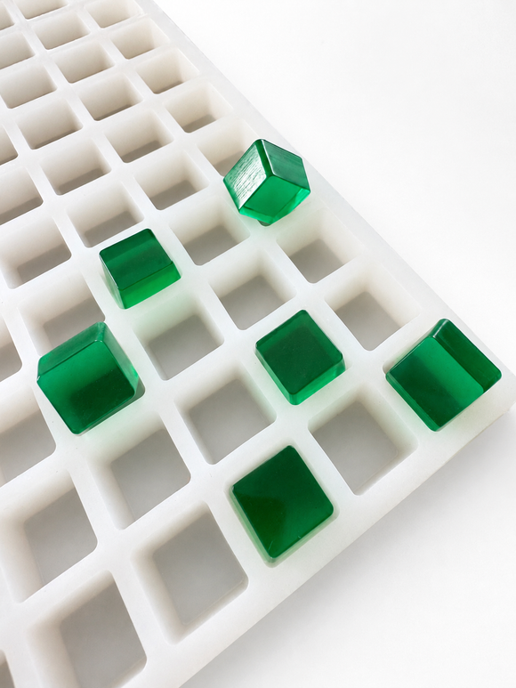 Molde para gomitas en cubos de 2.85 mL, 315 cavidades — vista en ángulo con gomitas translúcidas verde esmeralda