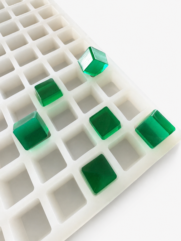 Molde para gomitas en cubos de 2.85 mL, 315 cavidades, con cubos verde esmeralda terminados