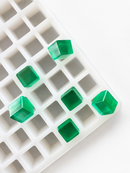 Molde para gomitas en cubos de 2.85 mL, 315 cavidades, con gomitas verde esmeralda