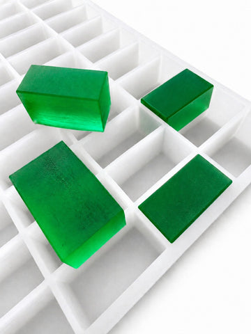 Molde para gomitas rectangular de 20 mL - 119 cavidades - vista del producto, sobre fondo blanco, con muestras de gomitas verde esmeralda