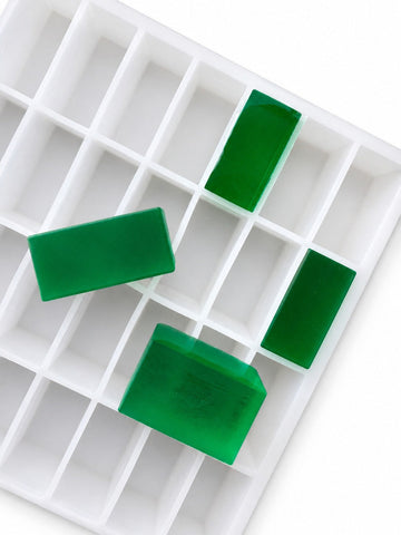 Molde para gomitas rectangular de 20 mL - 119 cavidades - vista en ángulo, con muestras de gomitas verde esmeralda, translucidas