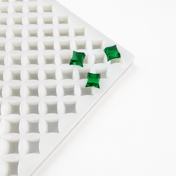 Primer plano del molde para gomitas de estrella de 2 mL, 192 cavidades, con gomitas verde esmeralda
