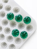 Molde para gomitas de hoja de 3.1 mL, 185 cavidades — vista en ángulo con gomitas verde esmeralda