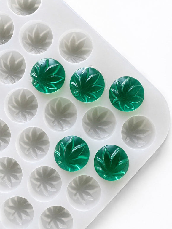 Molde para gomitas de hoja de 3.1 mL, 185 cavidades — vista en ángulo con gomitas verde esmeralda