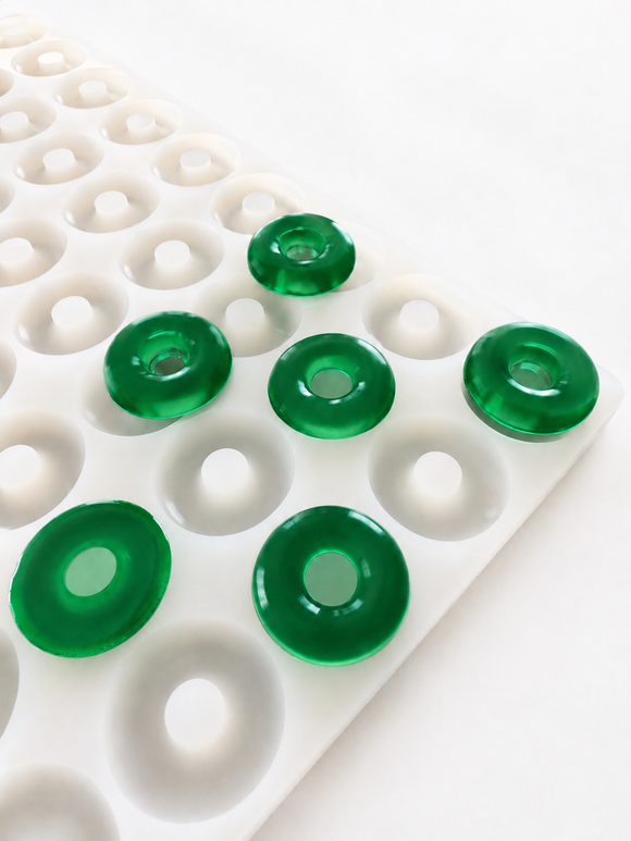 Molde para gomitas de aro de melocotón de 3.4 mL - 108 cavidades - vista del producto, sobre fondo blanco, con muestras de gomitas verde esmeralda
