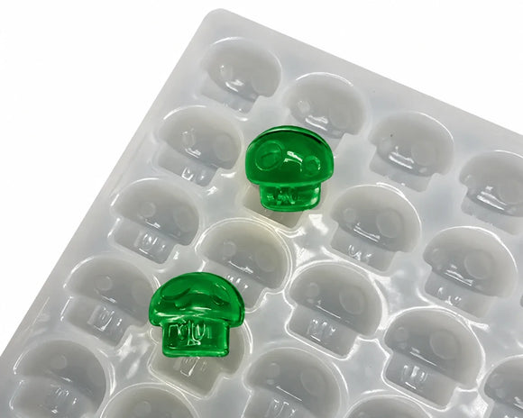Molde para gomitas de hongo de 3.5 mL - 140 cavidades - primer plano, con muestras de gomitas verde esmeralda