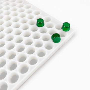 Primer plano del molde para gomitas tipo gumdrop de 3 mL, 262 cavidades, con gomitas verde esmeralda