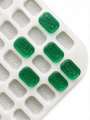 Molde para gomitas de ladrillo de 4 mL, 185 cavidades — vista superior en ángulo con gomitas CBD verde esmeralda