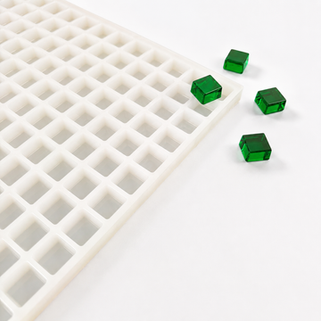 Molde para gomitas cuadrado de 4 mL - 192 cavidades - vista del producto, sobre fondo blanco, con muestras de gomitas verde esmeralda