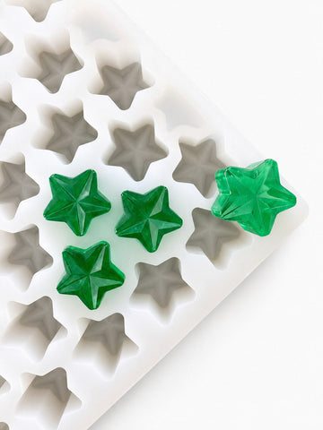 Molde para gomitas de estrella de 4 mL - 168 cavidades - vista del producto, sobre fondo blanco, con muestras de gomitas verde esmeralda