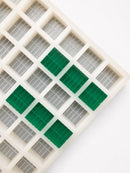 Molde para gomitas de ladrillo de 7.4 mL - 70 cavidades - primer plano, sobre fondo blanco, con muestras de gomitas verde esmeralda