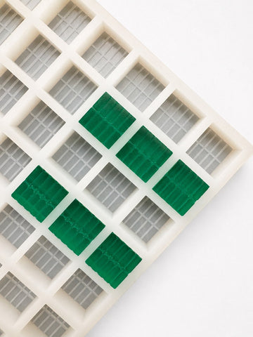 Molde para gomitas de ladrillo de 7.4 mL - 70 cavidades - primer plano, sobre fondo blanco, con muestras de gomitas verde esmeralda