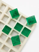 Molde para gomitas de ladrillo de 7.4 mL - 70 cavidades - vista superior, sobre fondo blanco, con muestras de gomitas verde esmeralda